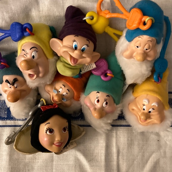 VINTAGE SNOW WHITE AND THE SEVEN DWARFS PLUSH Keychain Set - - Picture 5 of 7